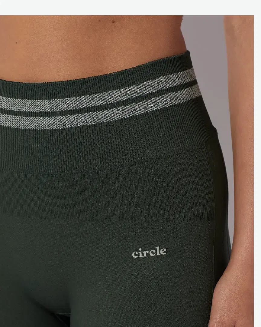 Circle Legging Seamless Keep The Flow - LEGGING-SEAMLESS-KEEP-THE-FLOW-FOREST-GREEN (4) au meilleur prix !