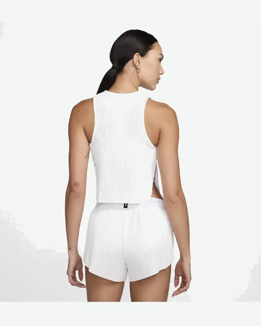 Crop-Top Dri-Fit Adv Nike Aeroswift W - FN2713-100 (1) au meilleur prix !