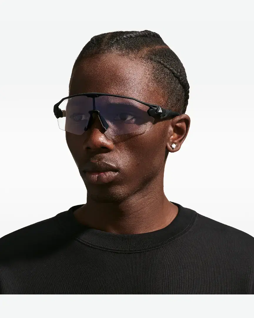 Lunettes De Soleil Photochromiques Nike Acg Vista Peak - IQ9344-060 (1) au meilleur prix !