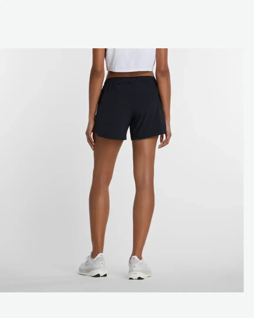 New Balance Rc Essential Short 5" W - WB6194E0BK (3) au meilleur prix !