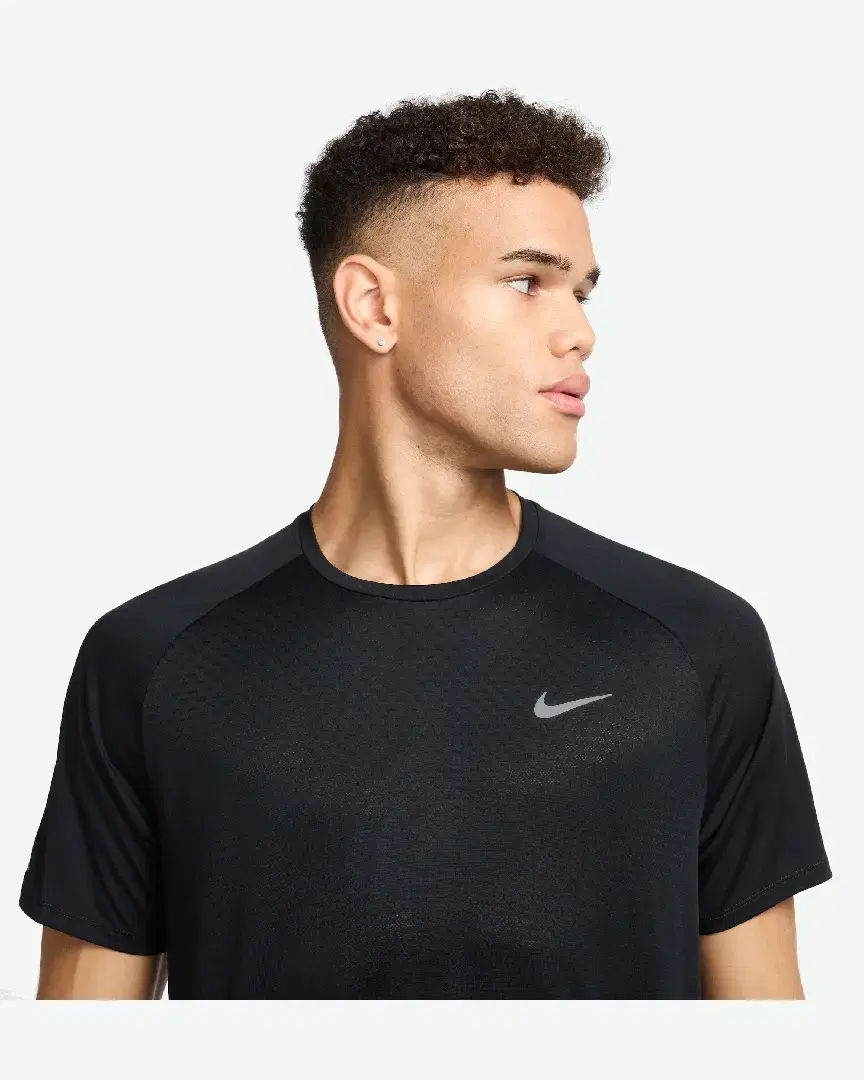 Tee-Shirt Nike Stride Berlin Marathon M - HV5203-010 (2) au meilleur prix !