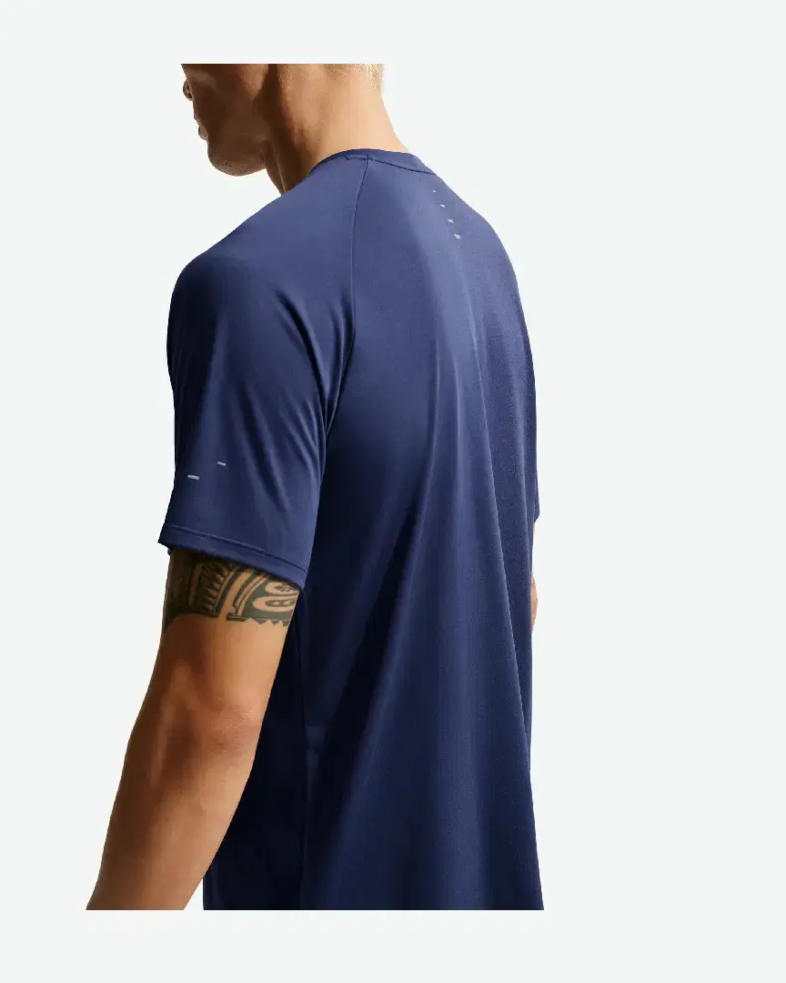 Tee-Shirt À Manches Courtes Et Motifs Réfléchissants Dri-Fit Adv Nike Stride M - HV5203-410 (1) au meilleur prix !