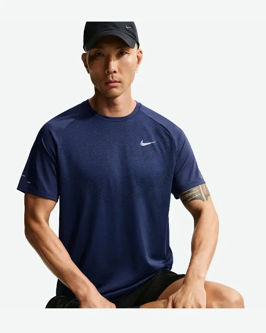 Tee-Shirt À Manches Courtes Et Motifs Réfléchissants Dri-Fit Adv Nike Stride M - HV5203-410 (2) au meilleur prix !