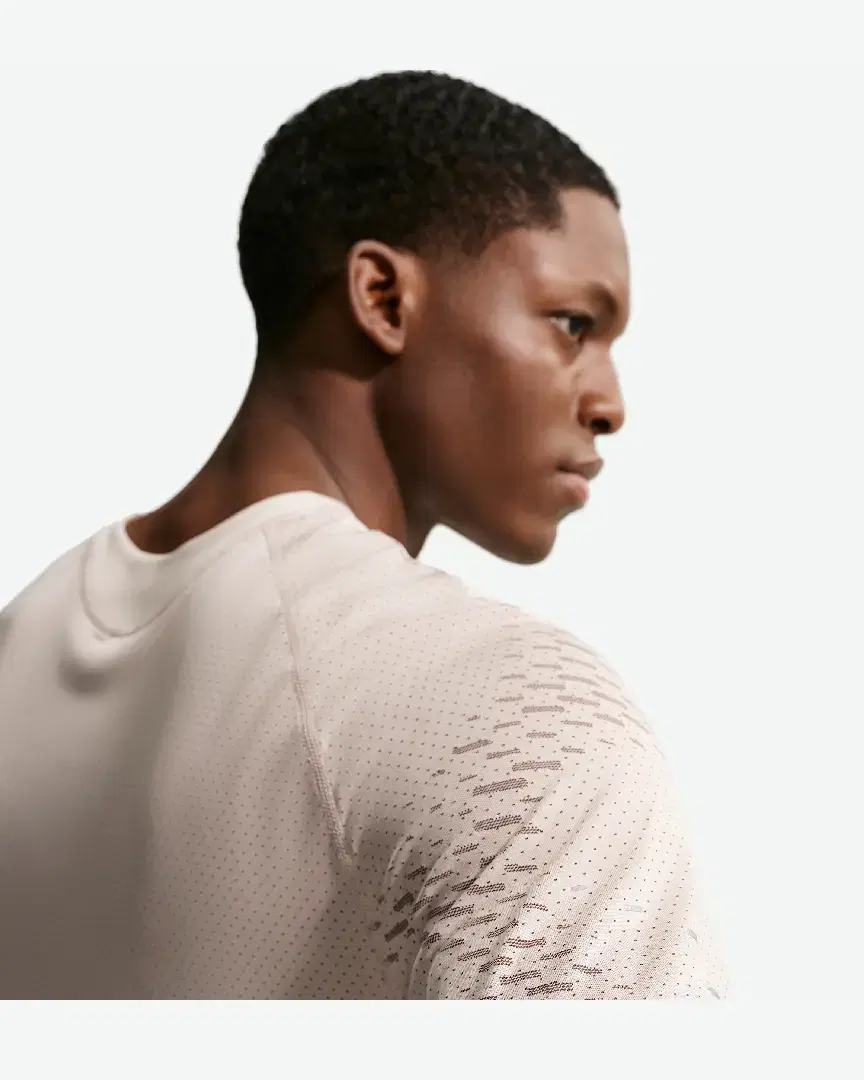 Tee-Shirt À Manches Courtes Et Motifs Réfléchissants Dri-Fit Adv Nike Stride M - IF2088-236 (1) au meilleur prix !