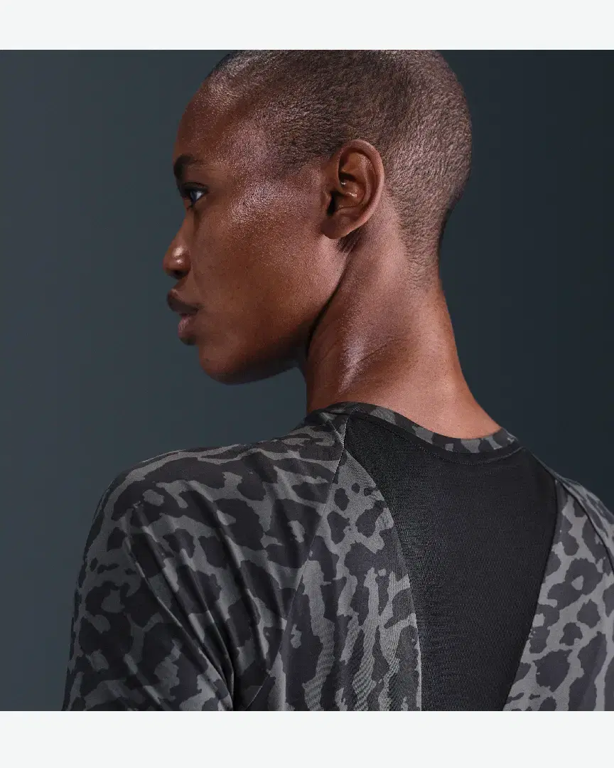 Tee-Shirt À Manches Courtes Dri-Fit Nike Swift Wool W - IB5874-010 (1) au meilleur prix !