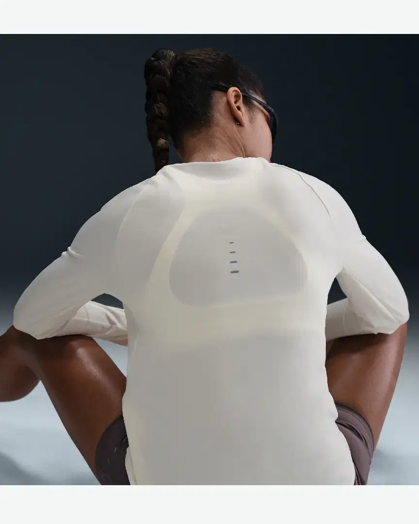 Tee-Shirt À Manches Longues Et Col Ras-Du-Cou Dri-Fit Anti-Uv Nike Swift W - HQ0503-133 (1) au meilleur prix !