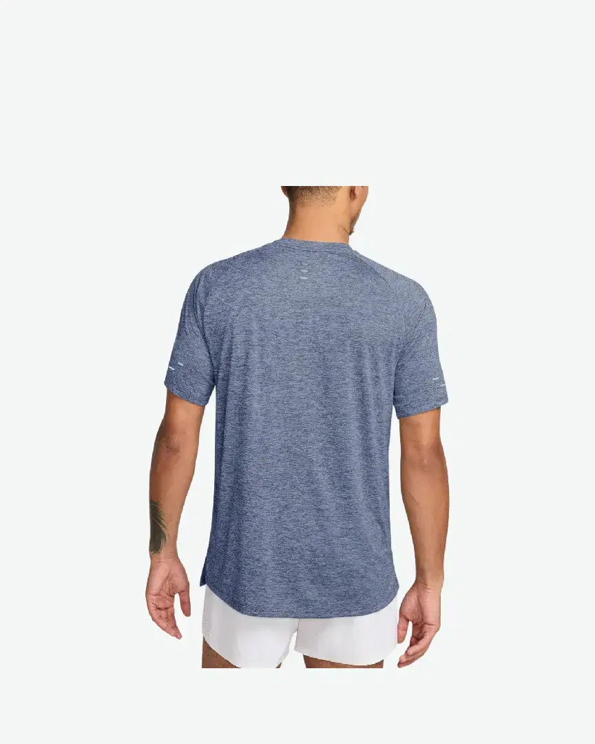 Tee-Shirt À Manches Courtes Et Motifs Réfléchissants Dri-Fit Adv Nike Stride M - HV5203-499 (1) au meilleur prix !