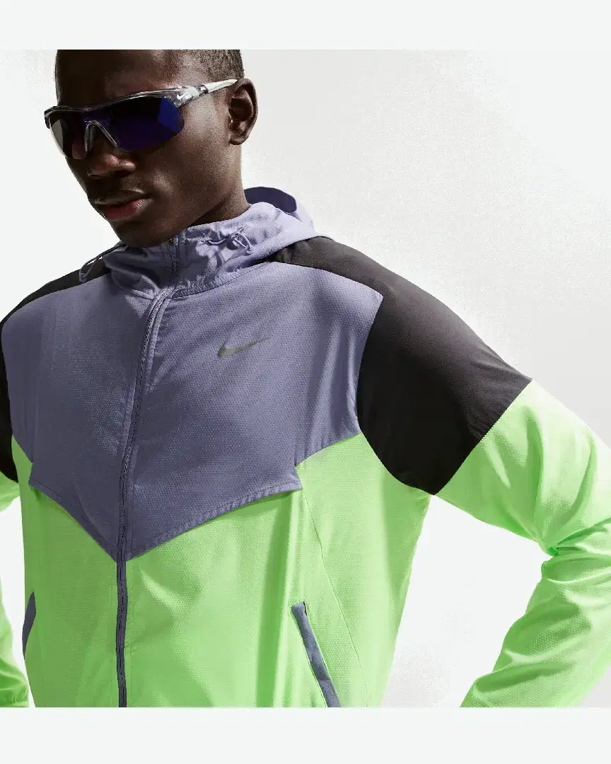Veste À Capuche Nike Impossibly Light Windrunner M - HV6521-506 (2) au meilleur prix !